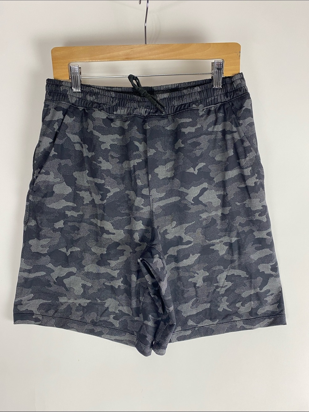 Lululemon pace breaker Men's Gray Black Camo Athletic Shorts Size L